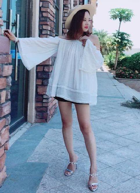 街拍：美女穿着时尚，粉色短裤更显美腿修长，让人心动