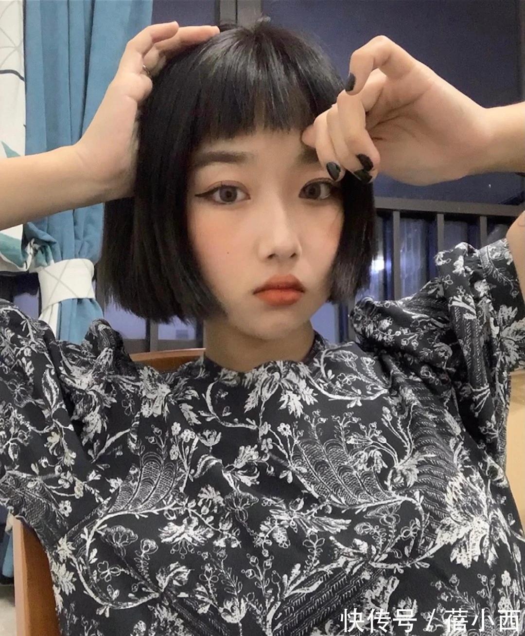 烟灰蓝 秋季流行什么样的发型?女生剪干净利落的小短发,耐看指数五颗星