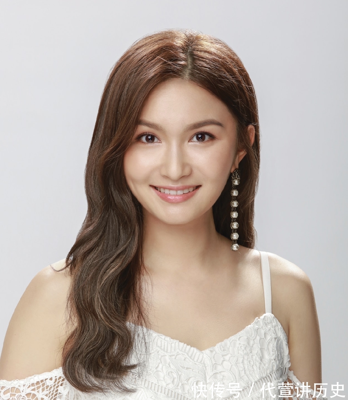 被淘汰|2021港姐选举12强出炉,关礼杰26岁女儿晋级,父女同台演出很温馨