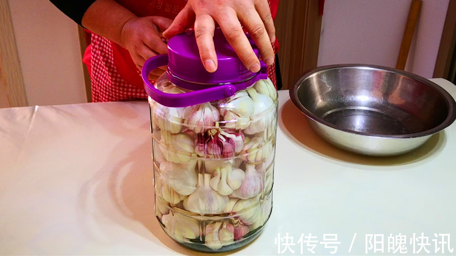 腌糖蒜时，直接加醋腌就错了，多加这1步，腌好后不辣心、不伤胃