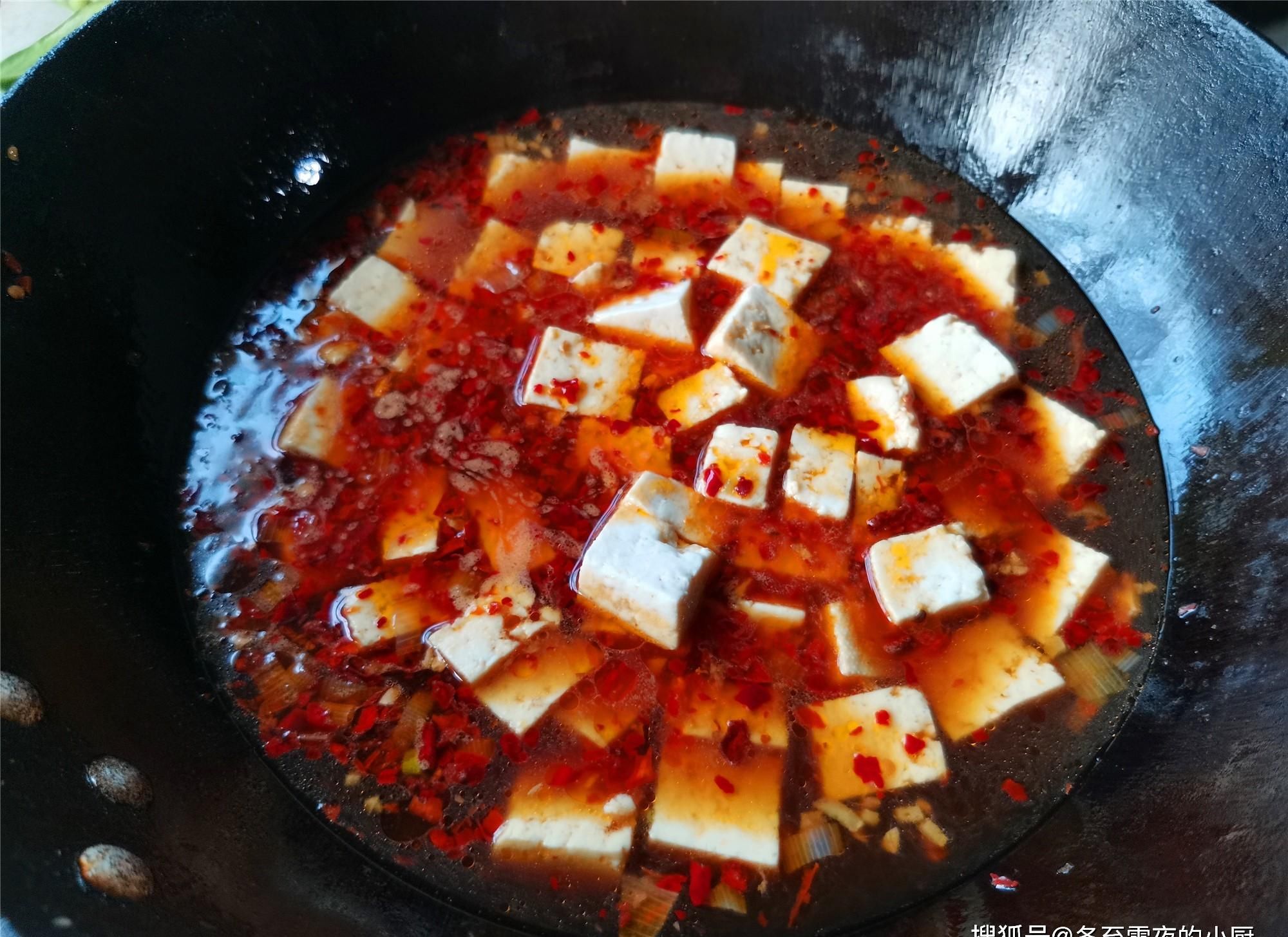 一块豆腐，不用放肉，东北老式麻辣豆腐做法，豆腐鲜嫩，好吃下饭