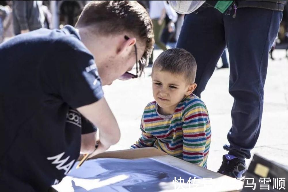 维也纳$身残志坚:没有双手的他,画出令人惊叹的铅笔肖像