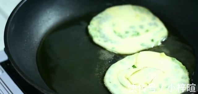 清香|葱油饼这做法火了，不揉面不烫面，清香酥脆，放上3天也不会硬