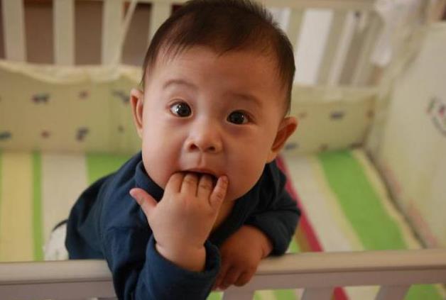 月龄|宝宝喜欢吃手,对智力发育有帮助,但这个月龄后还再吃手,要管了