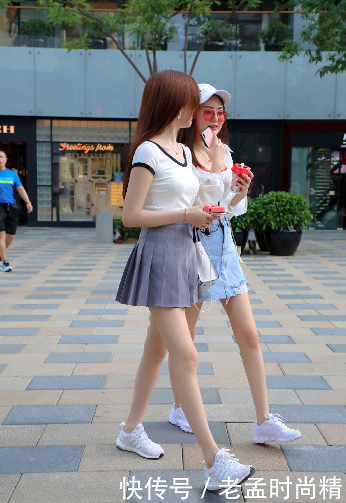 街拍美女: 小姐姐穿体恤搭配百褶短裙, 洋溢着清纯和甜美