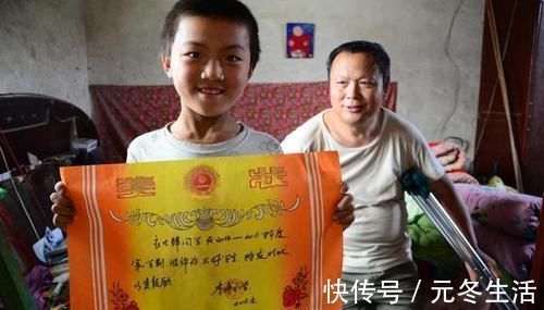 小红花|女儿带回一张奖状,妈妈发朋友圈炫耀,却被同事嘲笑:没文化