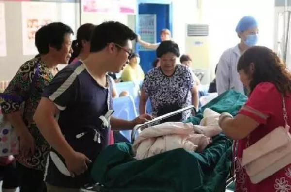 婆婆|28岁女子剖腹产下四胞胎,婆婆一旁开心逗孙子,亲妈却坐地上痛哭