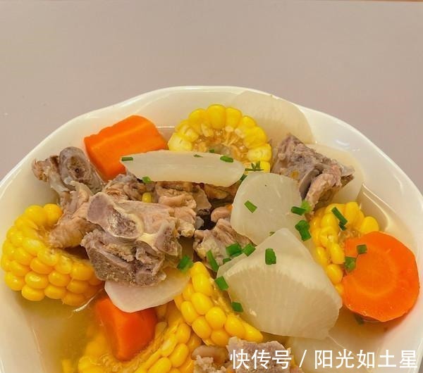 排骨|炖排骨时,先焯水或直接炖都不对,学会这一招,排骨鲜嫩无腥味!