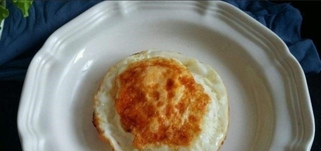 煎荷包蛋，到底用凉油还是热油？加入一点“它”，鸡蛋完整不粘锅