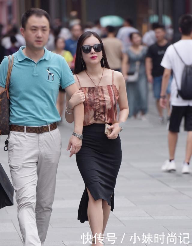 街拍:冷艳美女搭配鱼鳞衬衫, 时尚有个性, 到处都是焦点