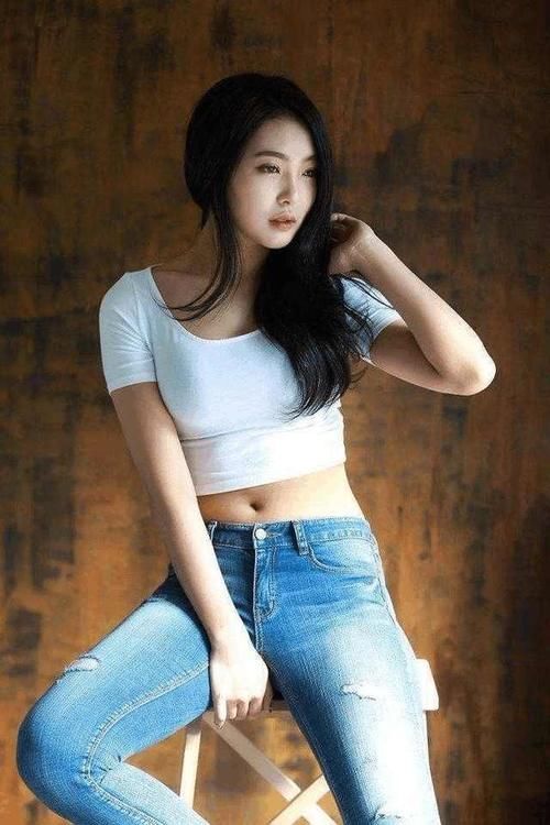 小姐姐穿紧身裤，突显曼妙有致的身材，展现女性无限魅力!