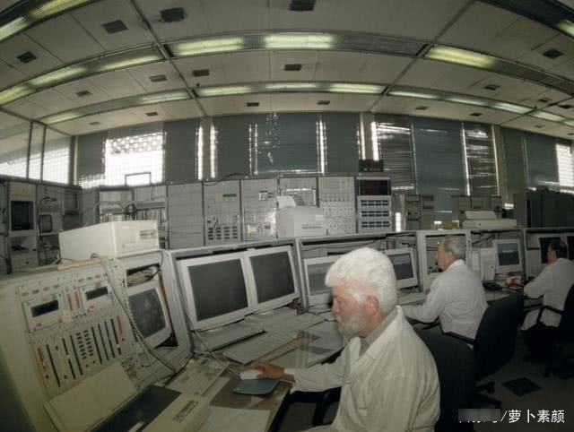 当他把头伸进粒子加速器时，他被高能质子束直接击中