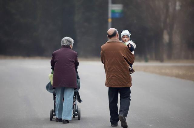 名字|孩子姓“奸”,宝妈想让孩子随母姓,奶奶随口取名全家人拍手叫好