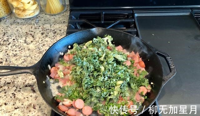 炒饭这样做,大人孩子都爱吃,搭配咸肉和蔬菜,营养又美味!