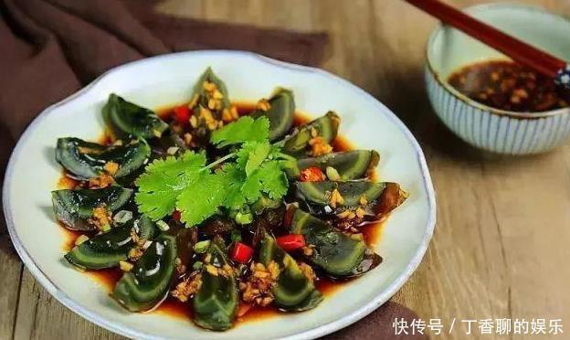 做凉拌皮蛋时,调料别弄错,有3种调料不可少,吃着不涩口香喷喷