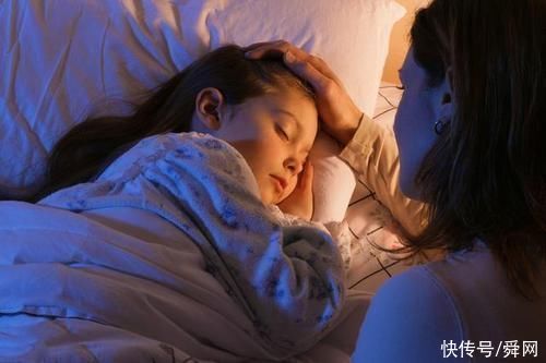 家长|4岁女儿独睡2米大床，却还说“挤”，宝妈查看监控后崩溃了