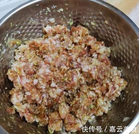 做白菜馅饺子,光用盐还不够!大厨教你一招,白菜鲜嫩不出水