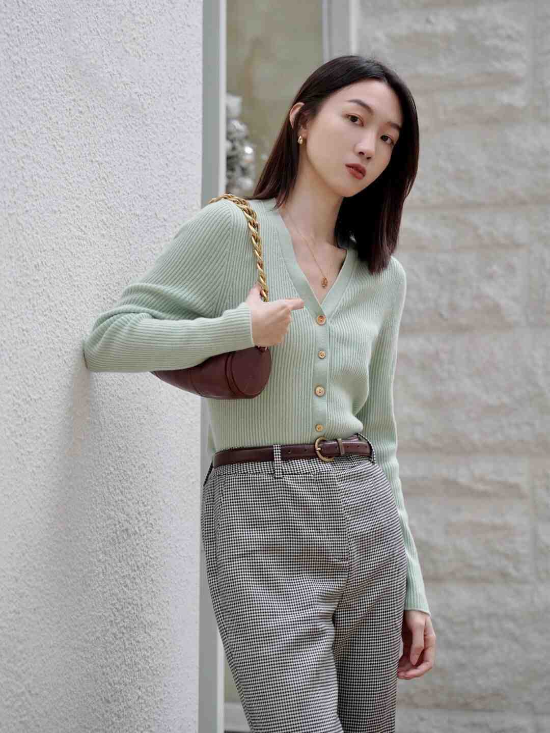 时髦|说实话,春天还是穿“奶奶衫”更时髦,保暖且显瘦