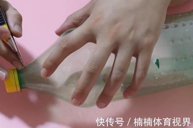 把插板放进塑料瓶里,解决了大家都困扰的一个难题,学会受用一生