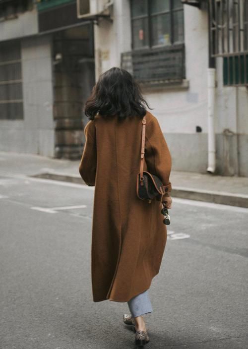  大衣|去年的大衣怎么穿学三木深驼色大衣配同色针织开衫，高级又时髦