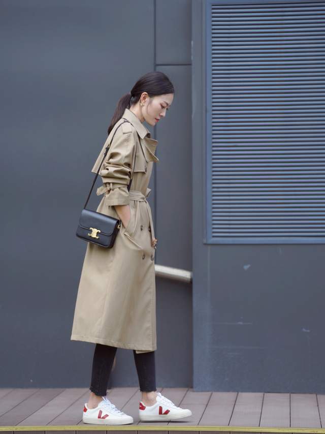 风衣|秋季,奔四奔四的女人怎么穿风衣?搭配衬衫和牛仔裤,减龄又洋气