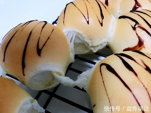 最近超火的面包做法,只需一次发酵,面包蓬松暄软,放3天也不硬