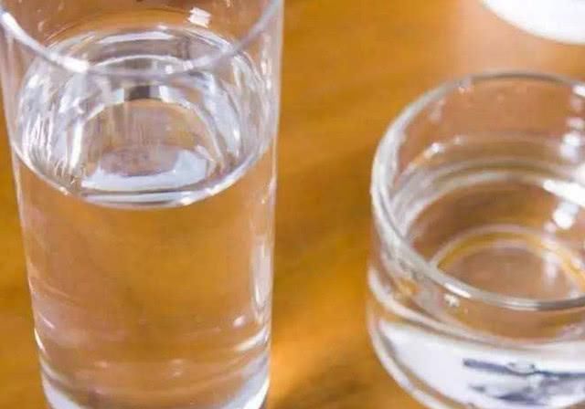 身体|早晨起床最好不要空腹喝水,不好的行为,再好的身体也得垮掉