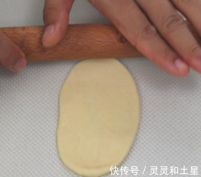 低筋面粉|夏天做面包,2个动作10分钟揉出手套膜,面包松软蓬松一次就成功!