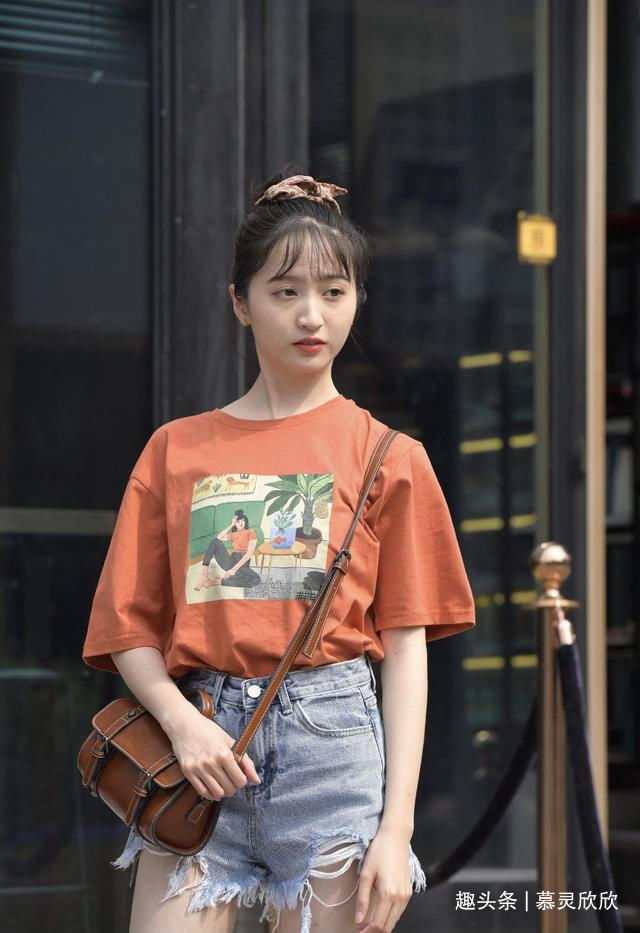 街头美女的可爱造型，修身短袖+牛仔短裤，展现不一样的调皮