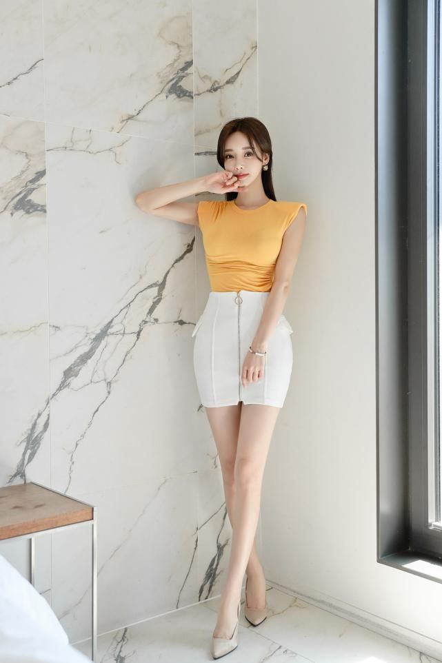 蛋黄色|孙允珠时尚穿搭蛋黄色薄纱短袖+白色修身裙,时尚优雅凸显气质