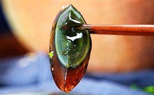 买皮蛋时,碰到这“4种”不要买,8毛一个也不要,商贩自己都不吃