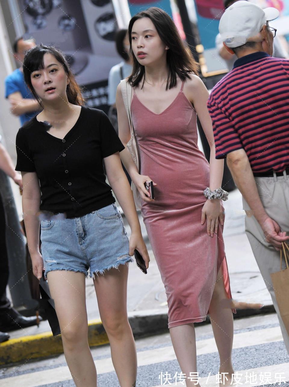 蝴蝶结|淡粉的连衣裙很减龄，丝绒材质的高级十足，蝴蝶结增添甜美的美感