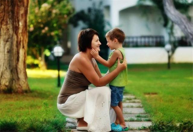 名字|“操”姓爸爸正为女儿起名发愁,小学文凭爷爷随口一提,全场赞同