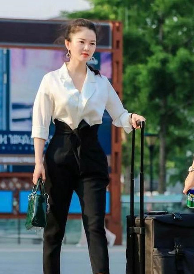 路人街拍,靓女黑色T恤搭配白色裤子,衬托好身材