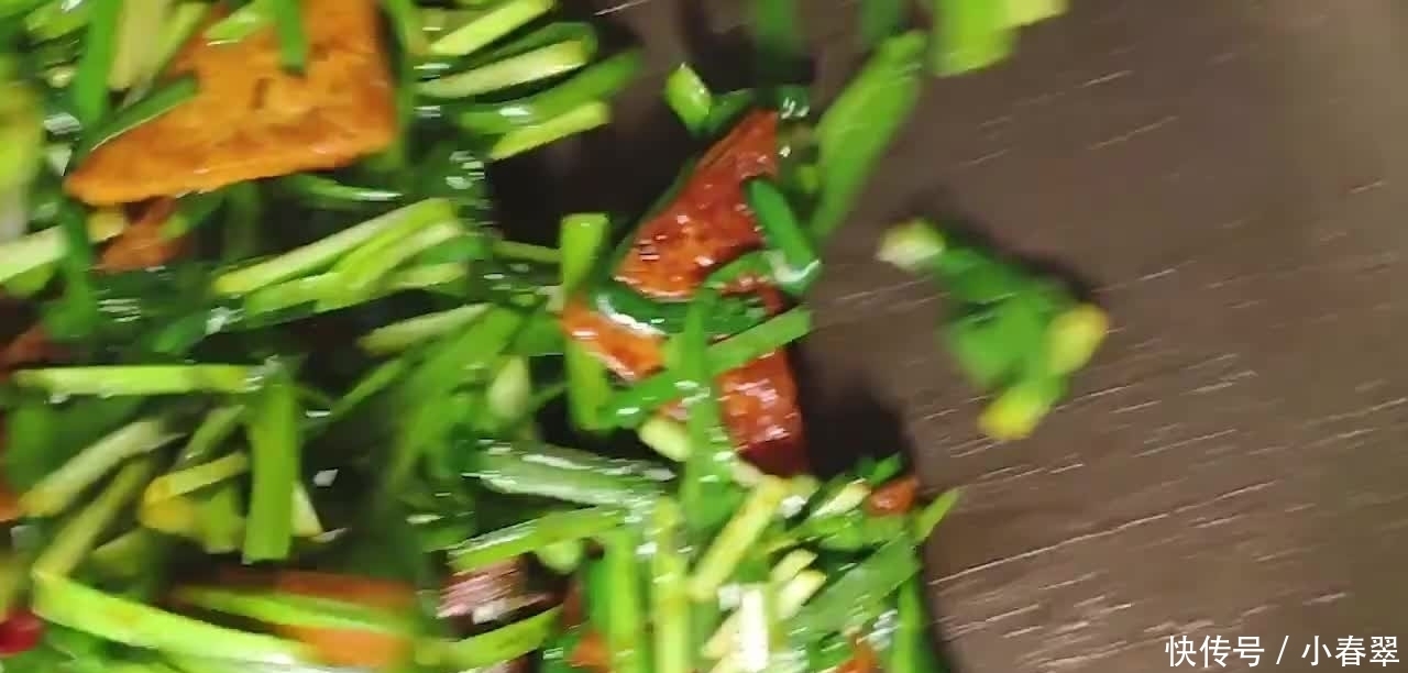 韭菜烧豆腐，媳妇的拿手家常菜，清香味美百吃不厌，春节过后吃！