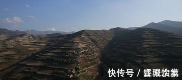 千山万里$将军睡千年:将军的战袍由山川而制,足够凝重庄严