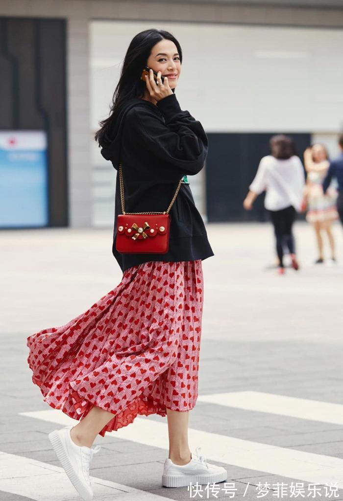 搭配 入秋后该穿卫衣了,分享4组显瘦减龄的经典搭配,照着穿不怕出错