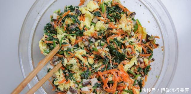 红萝卜|玉米面菜团子,不和面,不揉面,滚一滚就下锅,减肥也能管饱吃