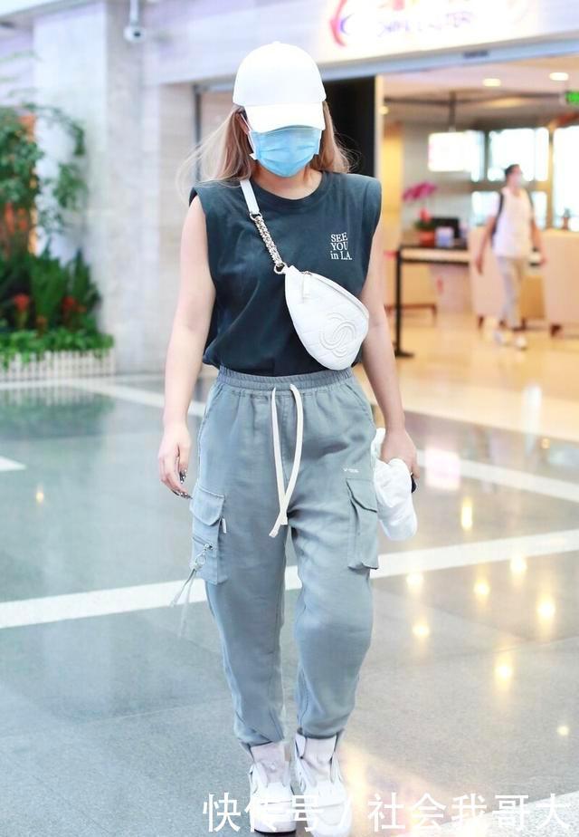 吸引力|王菊把工装裤穿出时尚感,砖红色精致大方不显老,配件T恤都好看