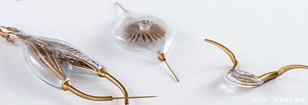 吸血鬼|吸血鬼的珠宝!首饰两端存在尖锐物,插入人体血管后能发光