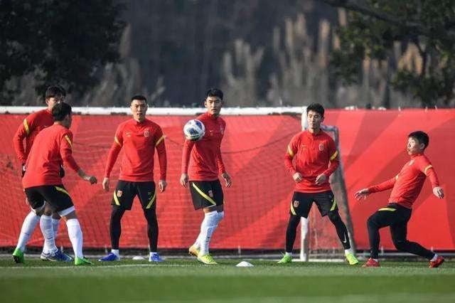 球迷|早上5点!中国足球传来喜讯:李霄鹏做出正确决定,球迷纷纷点赞