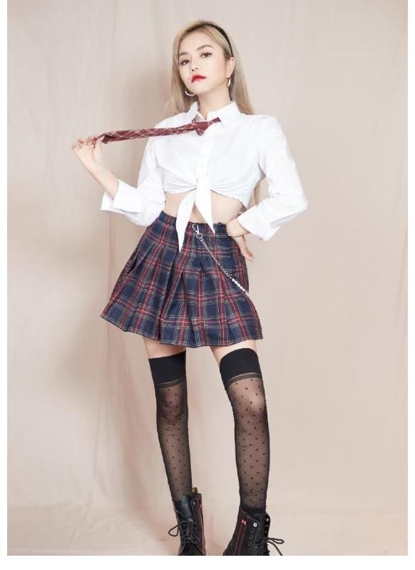 shuffle|安崎shuffle风格释出,金色细闪裙闪耀全场,BOBO头个性十足