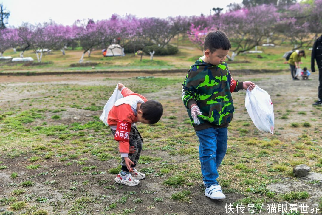 让美景常驻 文明你我他 秀丽东方小小巡查员成景区最亮眼风景线