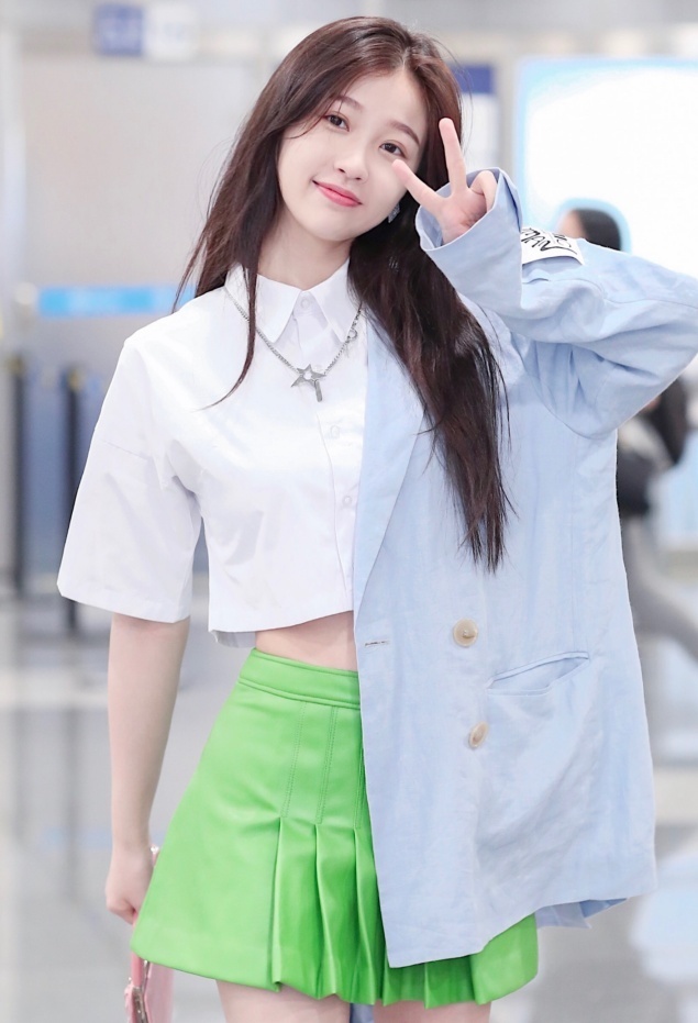 她因在《一年级》中表白失败火了，今穿“梦幻紫”匡威现身，美爆