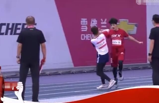 王艺瑾为接力跑失误道歉,何洛洛赶来救场,路人却都看不下去了