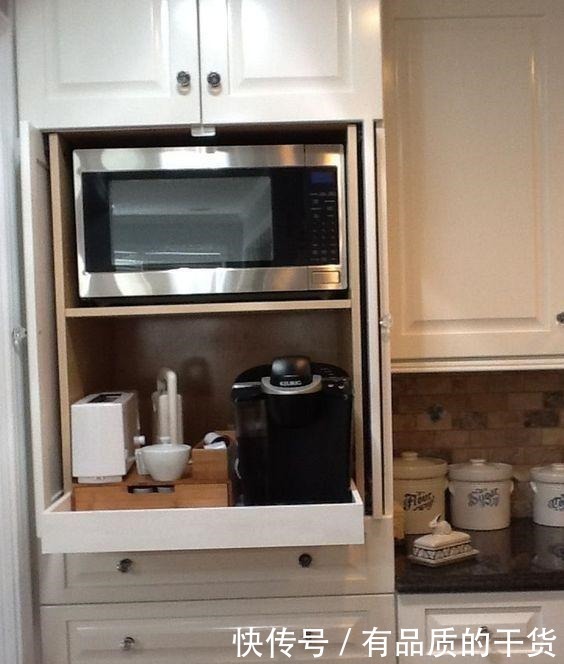 饮水机|我当初怎么没想到,柜子下多加1块小抽板,专门拿来放小厨电超赞!