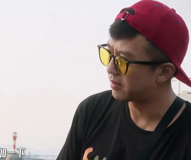 搬运工|邓超与农民工扳手腕,比赛结束一个动作惹怒网友:嫌弃就别玩