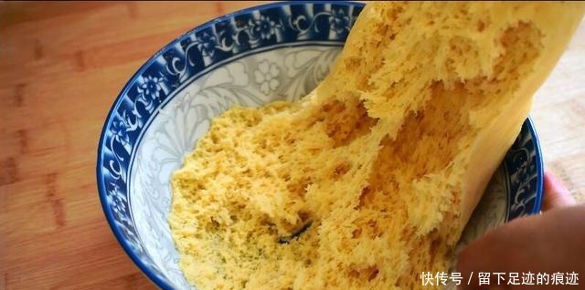 香蕉不要直接吃,加1碗玉米面,粗粮细做,比买的面包好吃