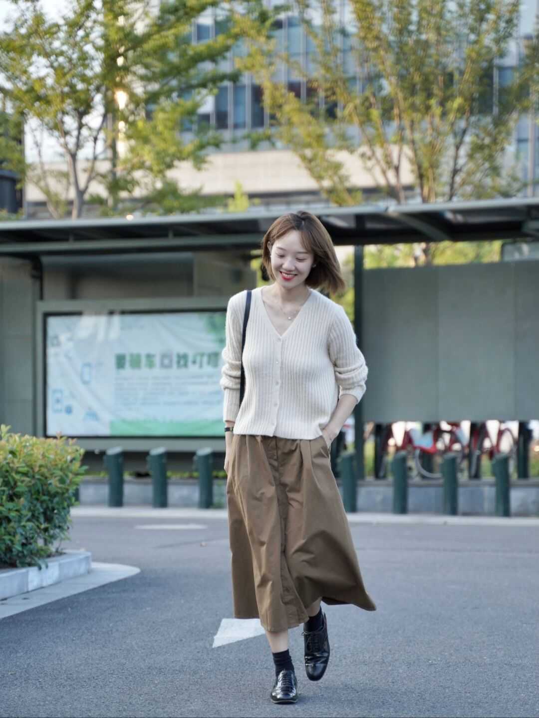 时髦|说实话,春天还是穿“奶奶衫”更时髦,保暖且显瘦