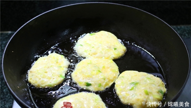 两个鸡蛋加两勺粗粮,搅一搅,煎一煎,点心快速做好,营养又健康